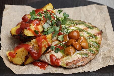 Фирменный бифштекс из индейки с маринованными грибами и картофелем с томатным джемом