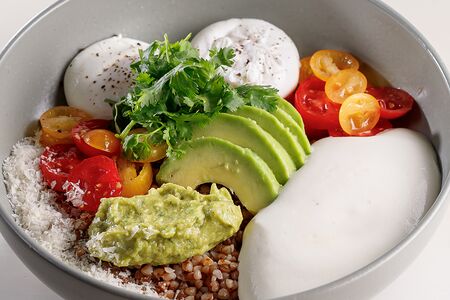 Греча с соусом гуакамоле, яйцом пашот и козьим сыром