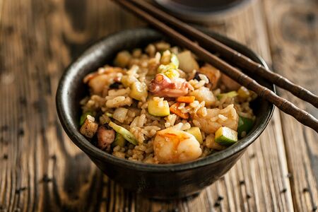 Вок Рис с морепродуктами и овощами