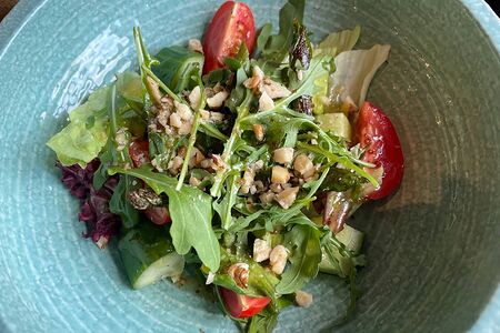 Лёгкий салат с рукколой, томатами черри и спаржей