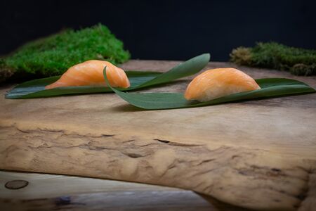 Суши с лососем