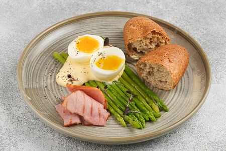 Завтрак со спаржей, бужениной и яйцом под соусом голландез