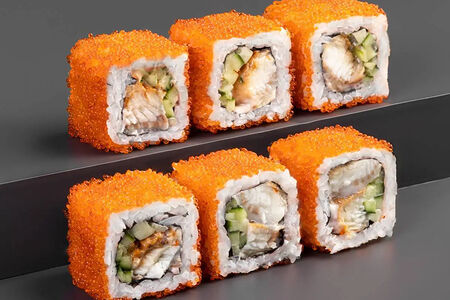 Ролл Калифорния красная с угрем, огурцом и унаги