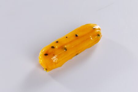 Эклер Манго-маракуйя