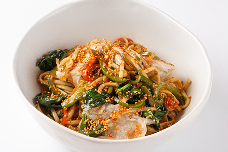 Пшеничная лапша с гедза в перечном соусе