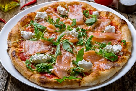 Пицца с лососем