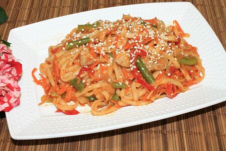 Лапша Wok со свининой в остром соусе