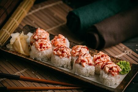 Ролл Калифорния с сёмгой и соусом