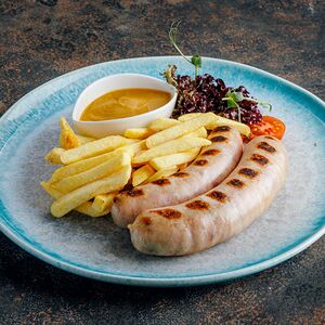 Колбаски свиные с картофелем фри и соусом BBQ