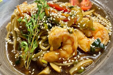 Креветки с овощами в соусе терияки