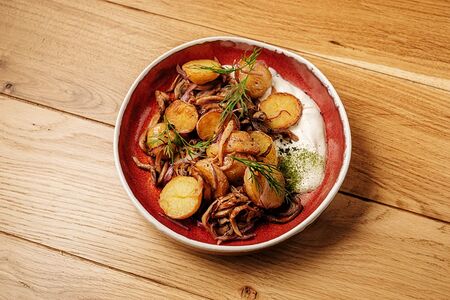 Картофель, жаренный с вешенками