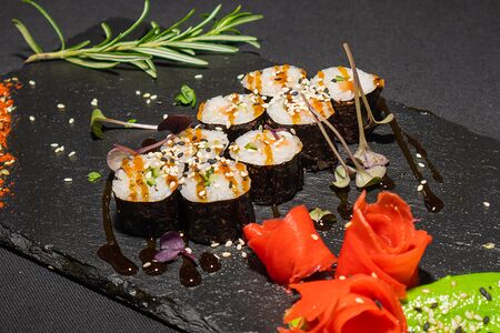 Мак с угрем и огурцом