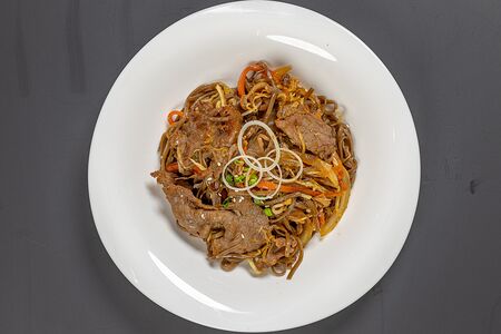 Соба жареная с говядиной