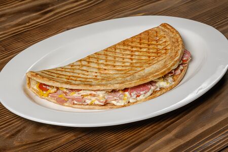 Закрытая пицца с охотничьими колбасками