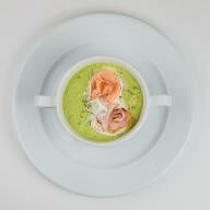 Крем-суп из зеленого горошка с беконом и копченым лососем