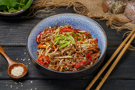 Соба со свининой в соусе терияки