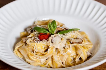 Паппарделле с лесными грибами и сливочным соусом