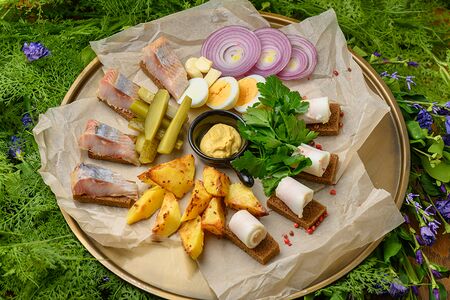 Сало с горчицей, луком, сельдью и печеным картофелем
