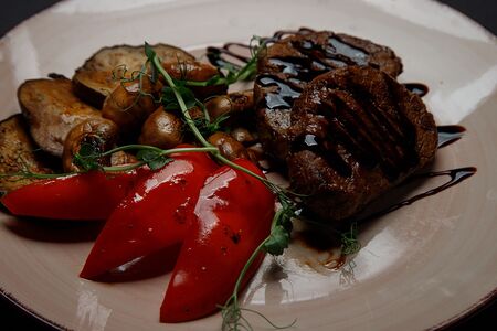 Медальоны из телятины с овощами