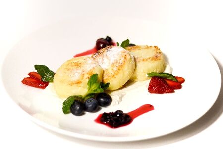 Сырники с творожным кремом и ягодным компоте