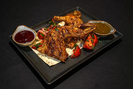 Фермерский цыпленок в печи с легким овощным салатом