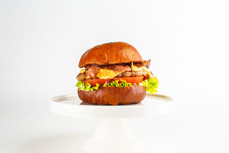 Бургер с куриной котлетой и соусом блю чиз 