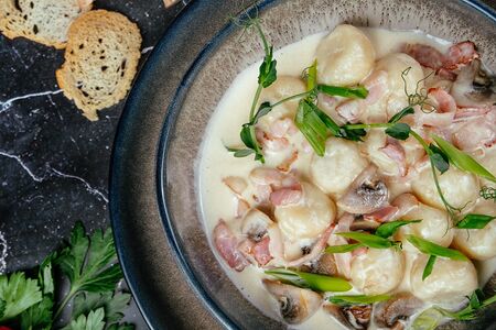 Ньокки с беконом и грибами