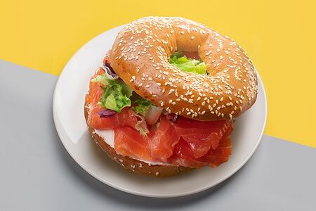 Бейгл с лососем и крем-чизом