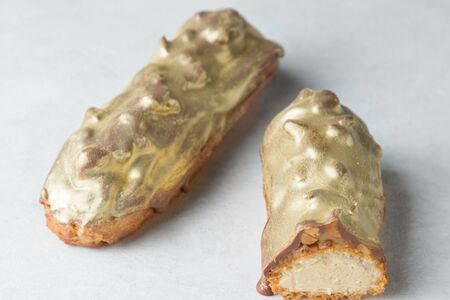 Эклер соленая карамель