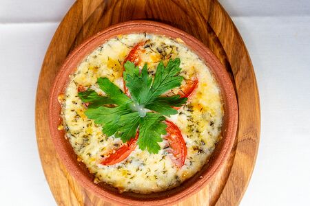 Запеченный сыр сулугуни со свежими томатами