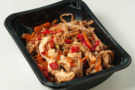 Гречневая лапша с курицей и овощами Wok