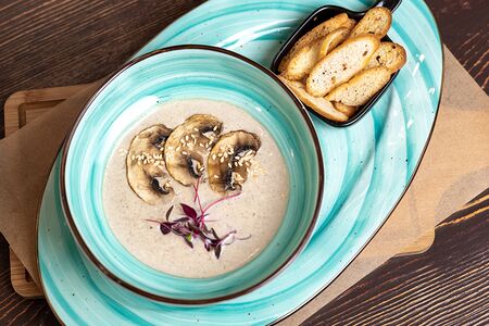 Крем-суп грибной с сухариками