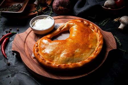 Мясной пирог с зеленью и сметаной