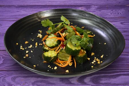 Битые огурцы с арахисом