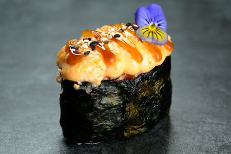 Запеченный гункан с лососем