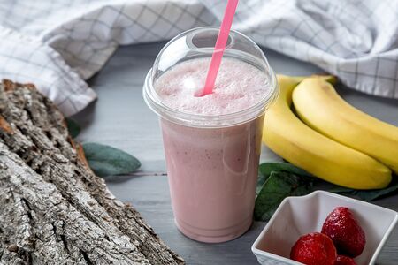 Милкшейк с бананом и клубникой