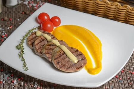 Говяжий язык с пюре из тыквы