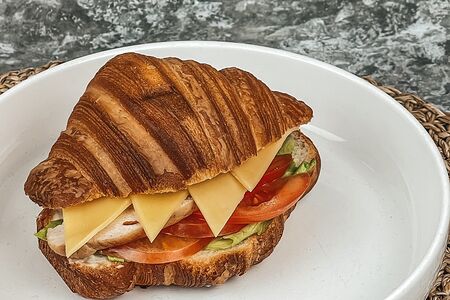 Круассан с куриной грудкой