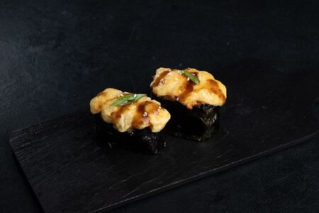 Запеченные суши с гребешком