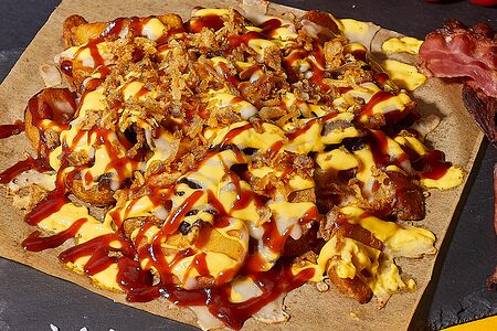 Картофельные дольки с говядиной, сыром и беконом