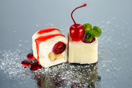 Сладкий ролл с вишней, бананом и сыром