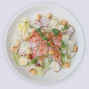 Салат Цезарь с лососем