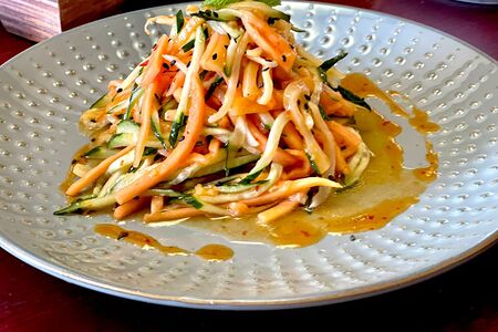 Салат с кальмарами и папайей