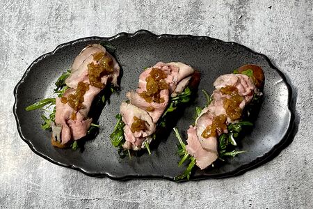 Брускетта с ростбифом и соусом дорблю