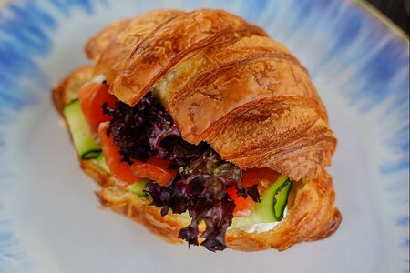 Круассан с креветками