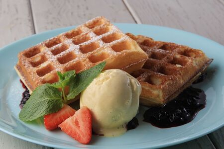 Вафли бельгийские с ягодным соусом и сливочным кремом