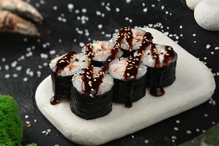 Маки с угрем, креветкой и сыром