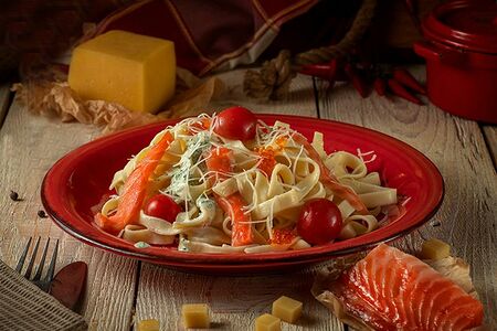 Паста с копченой форелью под сливочным соусом