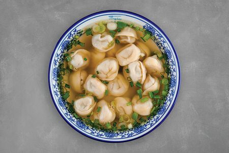 Пельмени с бульоном