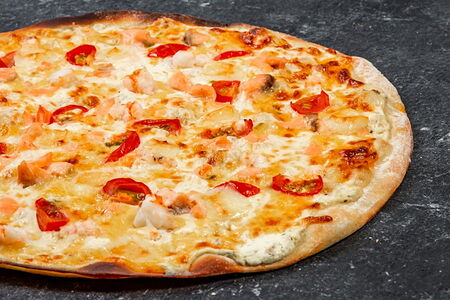 Пицца с лососем и креветками